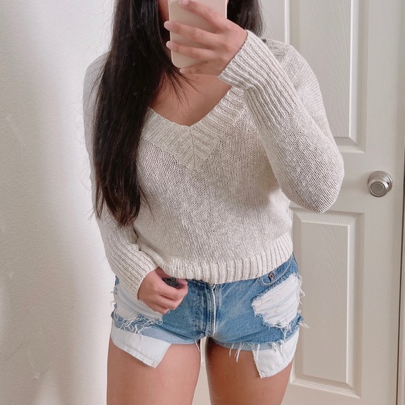 Cute cream v-neck cropped knit sweater - Picture 2 of 6